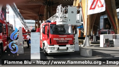 Iveco EuroCargo 180E32 III serie
Vigili del Fuoco
AutoScala M32L da 32 metri allestimento Magirus
Esposta all'Interschutz 2015
Parole chiave: Iveco EuroCargo_180E32_IIIserie Interschutz_2015