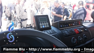 Iveco EuroCargo 160E32 IV serie
Bundesrepublik Deutschland - Germania
Berufsfeuerwehr München
Vigili del Fuoco Permanenti Monaco di Baviera
AutoScala da 32 metri ribassata, con assale posteriore sterzante HZL e articolata M32L-ASn.B. allestimento Magirus
Display comando assale posteriore sterzante
Esposta all'Interschutz 2015
Parole chiave: Iveco EuroCargo_160E32_IVserie Interschutz_2015