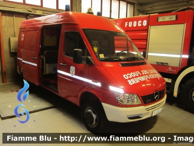 Mercedes-Benz Sprinter 416 4x4 II serie
Vigili del Fuoco
Corpo Permanente di Aosta
Carro Fiamma allestimento Baggio & De Sordi
VF 24044
Parole chiave: Mercedes-Benz Sprinter_4x4_IIserie VF24044