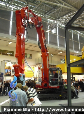 New Holland E245B
Vigili del Fuoco
Equipaggiato di pinza frantumatrice
idraulica da demolizione
Qui fotografato al Bauma 2010
Parole chiave: New-Holland E245B