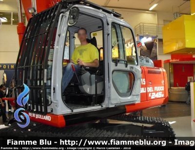 New Holland E245B
Vigili del Fuoco
Equipaggiato di pinza frantumatrice
idraulica da demolizione
Qui fotografato al Bauma 2010
Parole chiave: New-Holland E245B