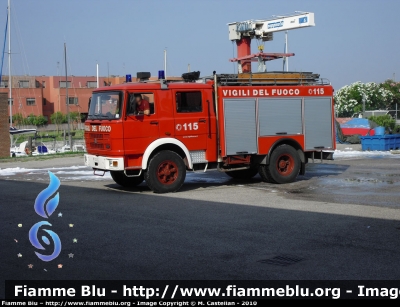 Iveco OM 160
Vigili del Fuoco
Comando Provinciale di Venezia
Distaccamento Permanente di Lido (VE)
AutoPompaSerbatoio allestimento Baribbi
VF 13215
Parole chiave: Iveco OM 160 VF13215