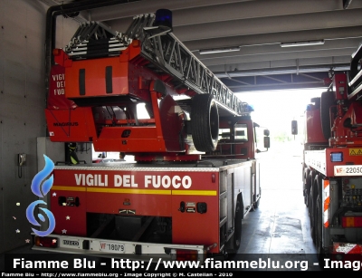 Iveco EuroFire 150E27 I serie
Vigili del Fuoco
Comando Provinciale di Venezia
Distaccamento Permanente di Mestre (VE)
AutoScala da 37 metri allestimento Iveco-Magirus
VF 18079
Parole chiave: Iveco EuroFire_150E27_Iserie VF18079