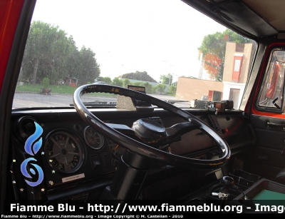 Iveco OM 160
Vigili del Fuoco
Comando Provinciale di Venezia
Distaccamento Permanente di Lido (VE)
AutoPompaSerbatoio allestimento Baribbi
Posto guida
VF 13215
Parole chiave: Iveco OM 160 VF13215