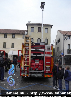 Mercedes-Benz Actros 1841 II serie
Vigili del Fuoco
Comando Provinciale di Treviso
AutoPompaSerbatoio Distaccamento Permanente di Castelfranco Veneto (TV)
VF 23348
Parole chiave: Mercedes-Benz Actros_1841_IIserie VF23348 Divise_In_Piazza_Castelfranco_Veneto_2010