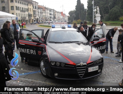 Alfa Romeo 159
Carabinieri
Nucleo Operativo Radio Mobile
CC CQ 046
Parole chiave: Alfa-Romeo 159 CCCQ046 Divise_In_Piazza_Castelfranco_Veneto_2010