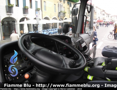 Mercedes-Benz Actros 1841 II serie
Vigili del Fuoco
Comando Provinciale di Treviso
AutoPompaSerbatoio Distaccamento Permanente di Castelfranco Veneto (TV)
Posto guida
VF 23348
Parole chiave: Mercedes-Benz Actros_1841_IIserie VF23348 Divise_In_Piazza_Castelfranco_Veneto_2010