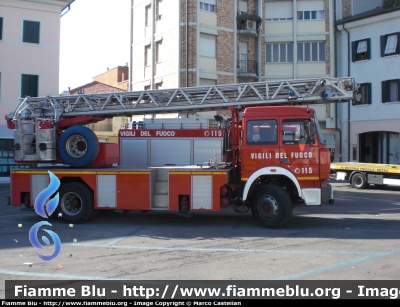 Iveco 190-26
Vigili del Fuoco
Comando Provinciale di Treviso
Distaccamento Permanente di Conegliano (TV)
AutoScala
VF 16768
Parole chiave: Iveco 190-26 VF16768 Esercitazione_PC_Montebelluna_TV_2008