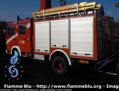 Iveco OM 79-13
Vigili del Fuoco
Comando Provinciale di Treviso
AutoPompaSerbatoio
VF 12864
Parole chiave: Iveco OM 79-13 VF12864 Inaugurazione_Caserma_VVF_Montebelluna_TV