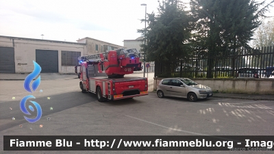 Iveco EuroCargo 180E32 III serie
Vigili del Fuoco
Comando Provinciale di Napoli
AutoScala M32L da 32 metri allestimento Magirus
VF 27317
Parole chiave: Iveco EuroCargo_180E32_IIIserie VF27317