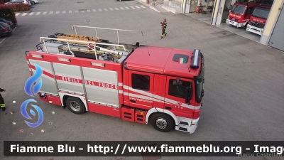 Mercedes-Benz Actros 1841 II serie
Vigili del Fuoco
Comando Provinciale di Treviso
Distaccamento Permanente di Montebelluna (TV)
AutoPompaSerbatoio allestimento Bai
VF 23314
Parole chiave: Mercedes-Benz Actros_1841_IIserie VF23314