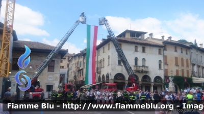 Dispiegamento Tricolore
Vigili del Fuoco
Comando Provinciale di Treviso
Manovra effettuata durante le cerimonie per il Ventennale del Distaccamento Volontario di Asolo (TV)
Parole chiave: Iveco EuroFire_150E28_Iserie 190-26 VF21963 VF16768 Ventennale_VVF_Asolo