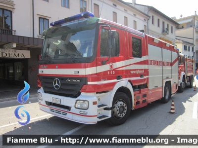 Mercedes-Benz Actros 1841 II serie
Vigili del Fuoco
Comando Provinciale di Treviso
Distaccamento Permanente di Conegliano (TV)
AutoPompaSerbatoio allestimento Bai
VF 24479
Parole chiave: Mercedes-Benz Actros_1841_IIserie VF24479 Expo_Motori_Conegliano_2012