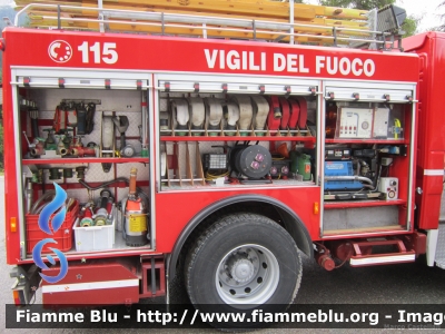 Iveco EuroTech 190E27
Vigili del Fuoco
Comando Provinciale di Belluno
Distaccamento Permanente di San Vito di Cadore (BL)
AutoPompaSerbatoio allestimento Iveco-Magirus ricondizionata Carrozzeria Fortini
Vani laterali destra
VF 18134
Parole chiave: Iveco EuroTech_190E27 VF18134 Centenario_VVF_Zoldo_Alto