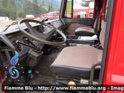 Iveco 190-26
Vigili del Fuoco
Comando Provinciale di Belluno
Distaccamento Volontario di Zoldo Alto (BL)
AutoPompaSerbatoio allestimento Baribbi
Posto guida
VF 16716
Parole chiave: Iveco 190-26 VF16716 Centenario_VVF_Zoldo_Alto