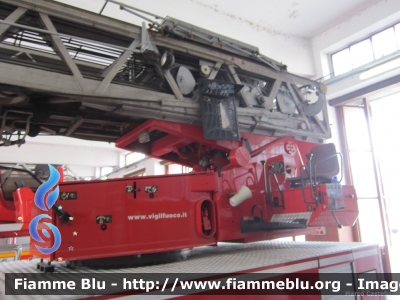 Iveco 330-35
Vigili del Fuoco
Comando Provinciale di Milano
AutoScala da 50 metri allestimento Magirus-Macchi ricondizionata Fortini
VF 14782
Parole chiave: Iveco 330-35 VF14782