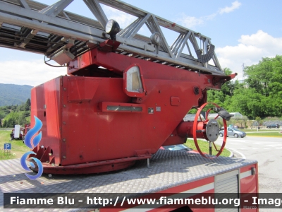 Fiat 684N
Vigili del Fuoco
Comando Provinciale di Belluno
AutoScala allestimento Magirus Macchi
Torretta
VF 10050
Parole chiave: Fiat 684N VF10050 Inaugurazione_APS_VVFV_Basso_Feltrino_2012