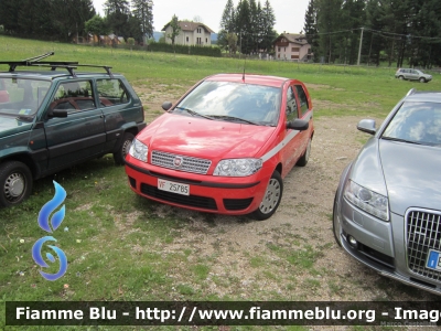 Fiat Punto III serie
Vigili del Fuoco
VF 25785
Parole chiave: Fiat Punto_IIIserie VF25785 Raduno_ANVVF_Asiago_2012