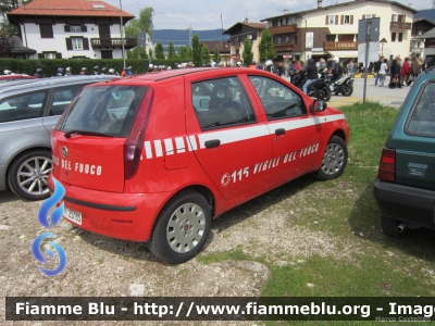 Fiat Punto III serie
Vigili del Fuoco
VF 25785
Parole chiave: Fiat Punto_IIIserie VF25785 Raduno_ANVVF_Asiago_2012