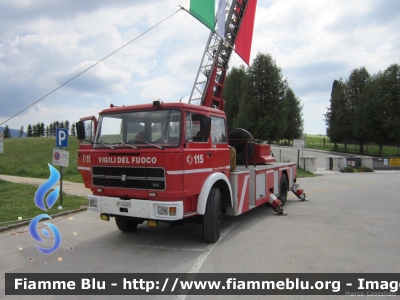 Fiat Iveco 160NC
Vigili del Fuoco
Comando Provinciale di Vicenza
Distaccamento di Schio 
AutoScala ricondizionata Fortini
fotografata durante il VI Raduno Veneto ANVVF di fronte al Sacrario Militare di Asiago
VF 14420
Parole chiave: Fiat Iveco 160NC VF14420 Raduno_ANVVF_Asiago_2012