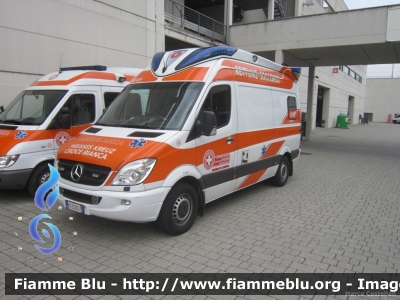 Mercedes-Benz Sprinter III serie
Croce Bianca - Sezione Bolzano
Weisses Kreuz - Sektion Bozen
Ambulanza da Soccorso / RTW
Allestimento Ambulanz Mobile "Delfis"
WK 415
PC ZS0G1
Parole chiave: Mercedes-Benz Sprinter_IIIserie PCZS0G1 Ambulanza Civil_Protect_2013