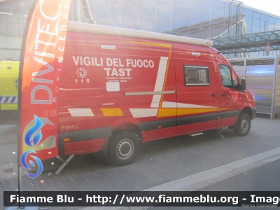 Mercedes-Benz Sprinter III serie restyle
Vigili del Fuoco
Unione Distrettuale di Fiemme (TN)
Veicolo TAST (Technical Assistance Support Teams) allestimento Divitec
VF 4J5 TN
Esposto all'Interschutz 2015
Parole chiave: Mercedes-Benz Sprinter_IIIserie_restyle VF4J5TN Interschutz_2015