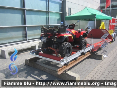 Suzuki KingQuad 750AXi
Bundesrepublik Deutschland - Germany - Germania
Freiwillige Feuerwehr Wesermarch
Configurazione per utilizzo su binari ferroviari con sistema scarrabile
Esposto all'Interschutz 2015
Parole chiave: Suzuki KingQuad_750AXi Interschutz_2015