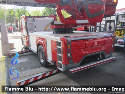 Iveco EuroCargo 180E32 III serie
Vigili del Fuoco
AutoScala M32L da 32 metri allestimento Magirus
Esposta all'Interschutz 2015
Parole chiave: Iveco EuroCargo_180E32_IIIserie Interschutz_2015