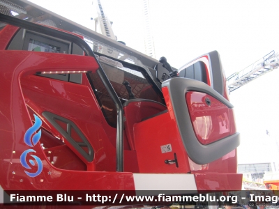 Iveco EuroCargo 180E32 III serie
Vigili del Fuoco
AutoScala M32L da 32 metri allestimento Magirus
Posto di comando in torretta
Esposta all'Interschutz 2015
Parole chiave: Iveco EuroCargo_180E32_IIIserie Interschutz_2015