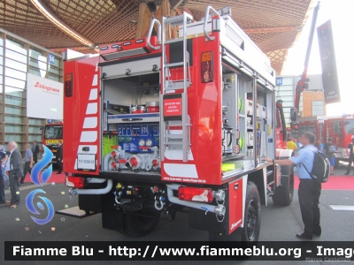 Mercedes-Benz Unimog U5000
Bundesrepublik Deutschland - Germany - Germania
Freiwillige Feuerwehr Neuharlingersiel
Allestimento Schlingmann
Esposto all'Interschutz 2015
Parole chiave: Mercedes-Benz Unimog U5000 Interschutz_2015