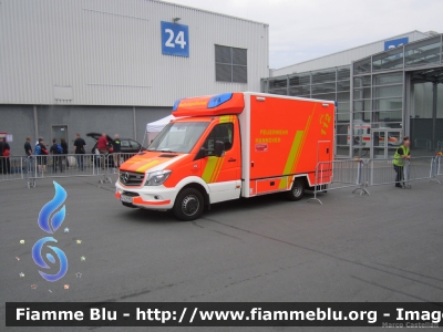 Mercedes-Benz Sprinter III serie restyle
Bundesrepublik Deutschland - Germania
Berufsfeuerwehr Hannover
Vigili del Fuoco Permanenti Hannover
Ambulanza allestimento Fahrtec
In servizio presso area prove dell'Interschutz 2015
Parole chiave: Mercedes-Benz Sprinter_IIIserie_restyle Ambulanza Interschutz_2015