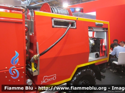 Iveco LMV Lince
Vigili del Fuoco
Corpo Permanente di Bolzano
Berufsfeuerwehr Bozen
Veicolo con allestimento antincendio boschivo Jacinto dotato di generatore da 50 kW installato tra motore e cambio
Esposto all'Interschutz 2015
Parole chiave: Iveco LMV_Lince Interschutz_2015