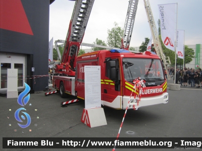 Iveco EuroCargo 160E32 IV serie
Bundesrepublik Deutschland - Germania
Berufsfeuerwehr München
Vigili del Fuoco Permanenti Monaco di Baviera
AutoScala da 32 metri ribassata, con assale posteriore sterzante HZL e articolata M32L-ASn.B. allestimento Magirus
Esposta all'Interschutz 2015
Parole chiave: Iveco EuroCargo_160E32_IVserie Interschutz_2015