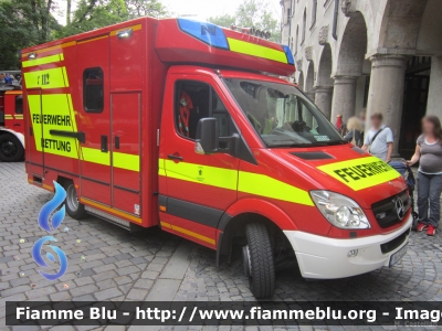 Mercedes-Benz Sprinter III serie
Bundesrepublik Deutschland - Germania
Berufsfeuerwehr Munchen
Vigili del Fuoco Permanenti Monaco di Baviera
Parole chiave: Mercedes-Benz Sprinter_IIIserie Ambulanza