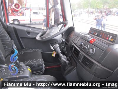 Iveco EuroCargo 180E32 III serie
Vigili del Fuoco
AutoScala M32L da 32 metri allestimento Magirus
Cabina di guida
Esposta all'Interschutz 2015
Parole chiave: Iveco EuroCargo_180E32_IIIserie Interschutz_2015