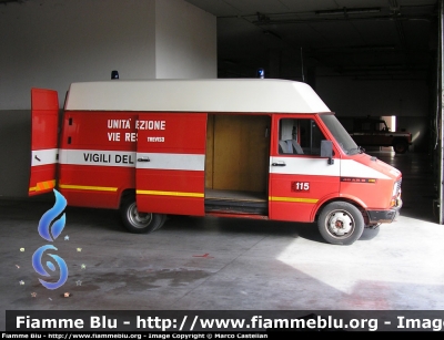 Alfa Romeo 40AR8
Vigili del Fuoco
Comando Provinciale Treviso
Carro aria
VF14282
Parole chiave: Alfa-Romeo 40AR8 VF14282