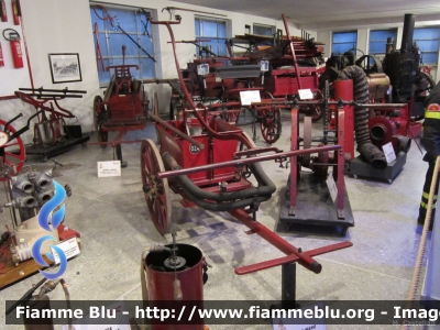 Pompa a mano
Vigili del Fuoco
Museo presso il Comando Provinciale di Milano
Carro storico
