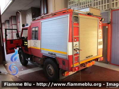 Iveco VM90
Vigili del Fuoco
Comando Provinciale di Milano
Nucleo Speleo Alpini Fluviale
VF 17941
Parole chiave: Iveco VM90 VF17941