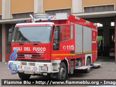 Iveco EuroTech 190E35 "One"
Vigili del Fuoco
Comando Provinciale di Milano
Nucleo NBCR
Allestimento Iveco-Magirus
VF 21923
Parole chiave: Iveco EuroTech_190E35_One VF21923