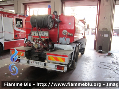 Iveco OM 155
Vigili del Fuoco
Comando Provinciale di Milano
AutoBottePompa allestimento Baribbi
Esemplare con targhetta del 160
VF 10843
Parole chiave: Iveco OM 155 VF10843