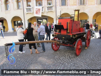 Pompa a vapore Merry Weather
Civici Pompieri Trieste
Carro storico
Parole chiave: Merry-Weather Raduno_ANVVF_FVG_2012