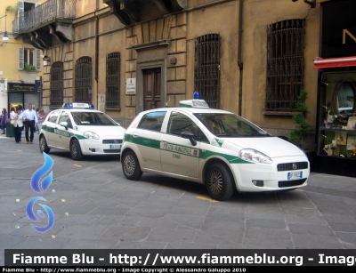 Fiat Grande Punto
Polizia Muncipale Torino
Versione con cupolino Sirena e
versione con barra Sirena "New Compact"
POLIZIA LOCALE YA 572 AC
Parole chiave: Fiat Grande_Punto Polizia_Municipale Torino YA_572_AC