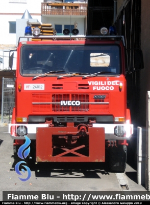 Iveco 80-14
Vigili del Fuoco
Autocarro trasporto materiale
attrezzato per vomere spazzaneve
VF 24012
Parole chiave: Iveco 80-14 VF24012 Raduno_Nazionale_VVF_2010