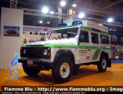 Land Rover Defender 110
Soccorso Alpino 
Alpenverein Alto Adige
Bolzano - Sarentino
Bergrettungsdienst im Alpenverein Südtirol
Bozen - Sarntal
PC ZS 0T7
-33621-
Parole chiave: Land-Rover Defender_110 PCZS0T7 Civil_Protect_2011