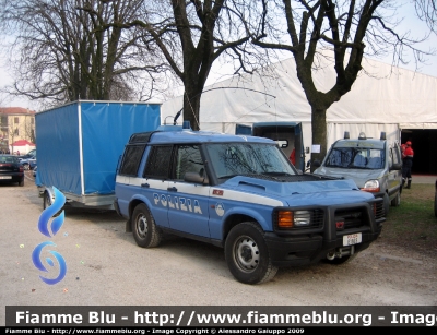 Land Rover Discovery II serie
Polizia di Stato
Reparto Mobile di Padova
Versione protetta
con griglie protettive e gancio da traino
Polizia E1865
Parole chiave: Land_Rover Discovery_IIserie PoliziaE1865