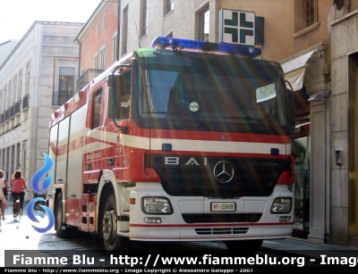 Mercedes-Benz Actros 1841 II serie
Vigili del Fuoco
Comando Provinciale di Mantova
VF 22619
Parole chiave: Mercedes-Benz Actros_1841_IIserie VVF APS Mantova