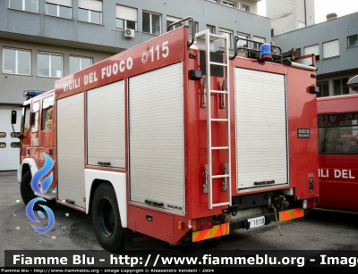 Iveco EuroFire 150E27 I serie
Vigili del Fuoco
Comando Provinciale di Trieste
con lampeggiante a barra
VF 18158
Parole chiave: Iveco EuroFire_150E27_Iserie VF18158