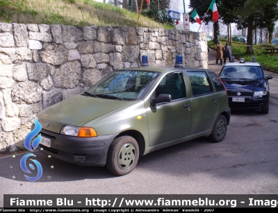 Fiat Punto I serie
Carabinieri
PM Esercito Italiano
La vettura è priva di scritte sulle portiere in previsione di una futura sostituzione.
Parole chiave: Fiat Punto_Iserie EIAF398 Carabinieri_Esercito Polizia_Militare