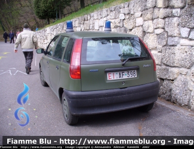 Fiat Punto I serie
Carabinieri
PM Esercito Italiano
La vettura è priva di scritte sulle portiere in previsione di una futura sostituzione.
Parole chiave: Fiat Punto_Iserie EIAF398 Carabinieri_Esercito Polizia_Militare