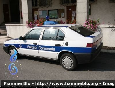 Alfa Romeo 33 II serie
Questa vettura era originariamente in dotazione alla Polizia Municipale di Fiume Veneto e successivamente venduta al Comune di Claut. I simboli comunali dei 3 comunisono stati incollati sopra lo stanag del Comune di Fiume Veneto.
Parole chiave: Alfa_Romeo 33IIserie Polizia_Municipale Claut Cimolais Erto_e_Casso